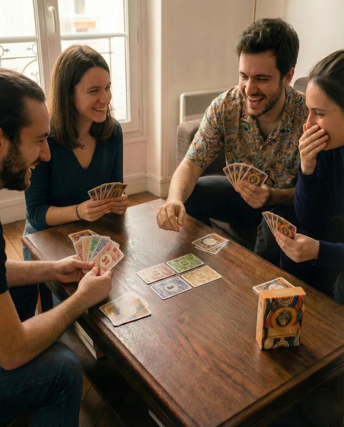 Partie de jeu KYRAN entre amis autour de la table : bluff, paris et convivialité
