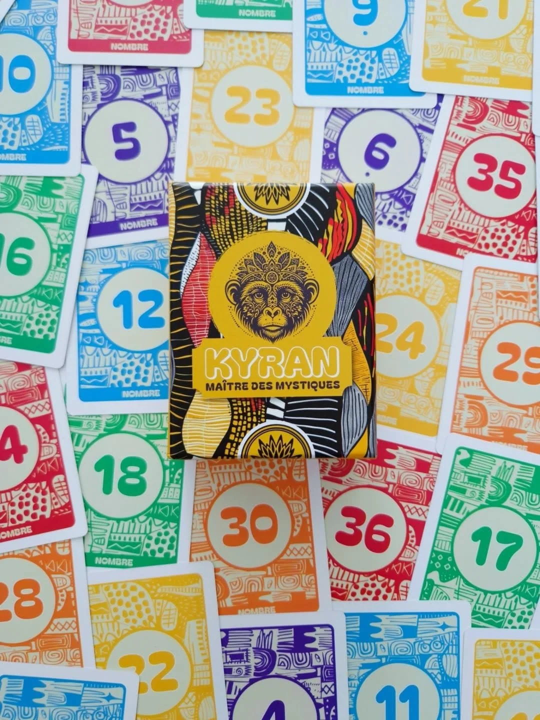 Boîte et cartes étalées